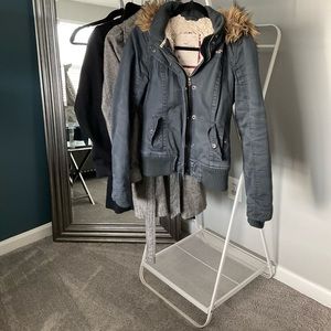 Hollister navy parka with faux fur lining and removable faux fur trim. Size M.